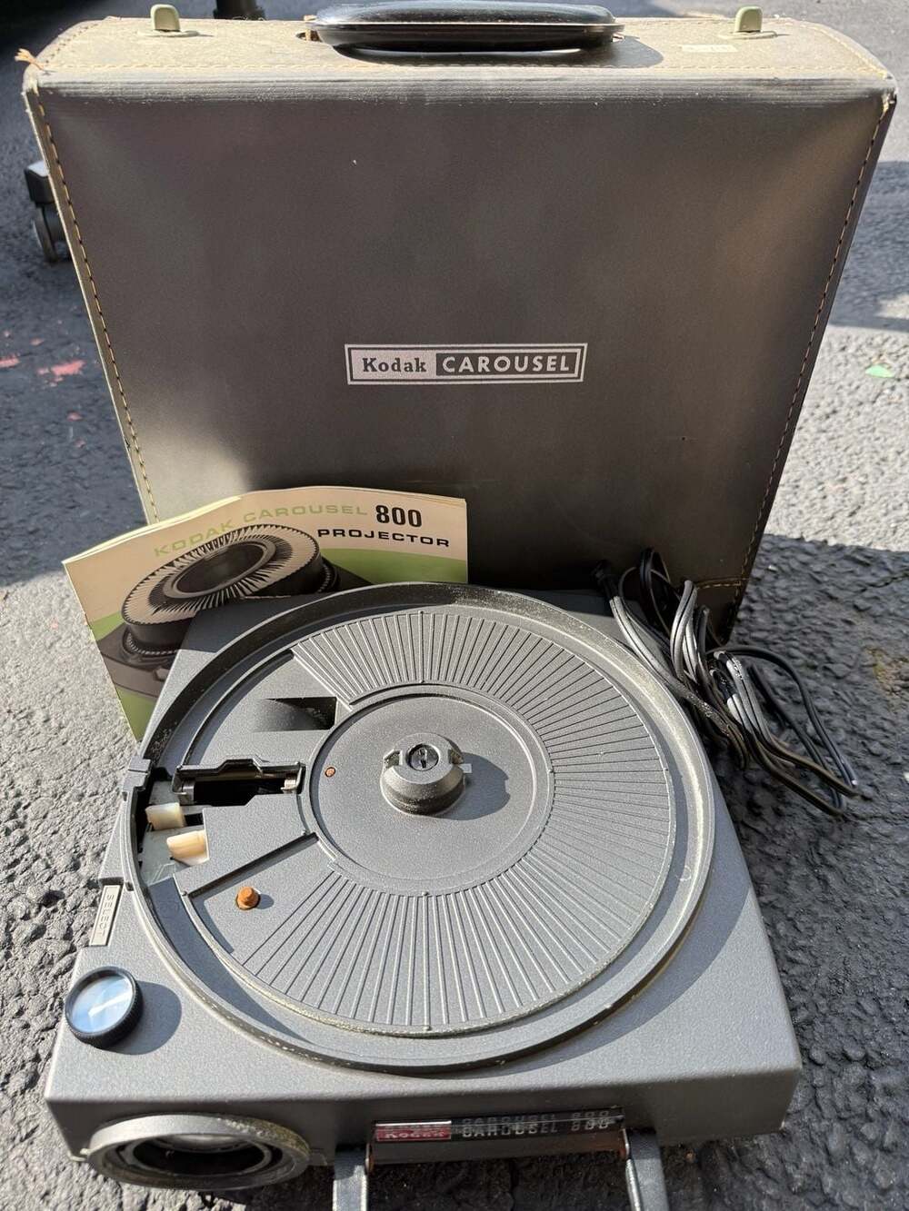Kodak Carousel 800 Slide Projector with Case and Manual